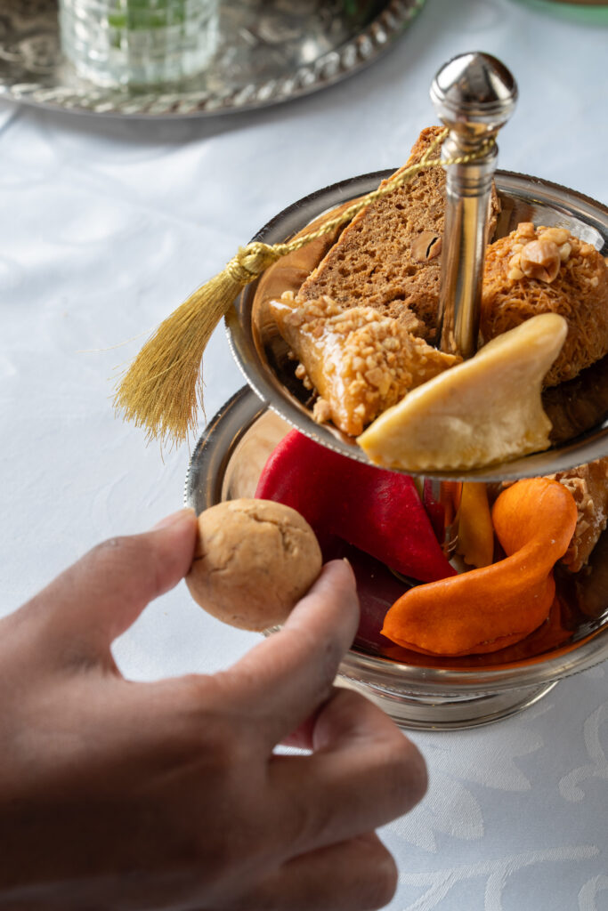 Photo gâteaux marocains avec une main tenat une Ghiba