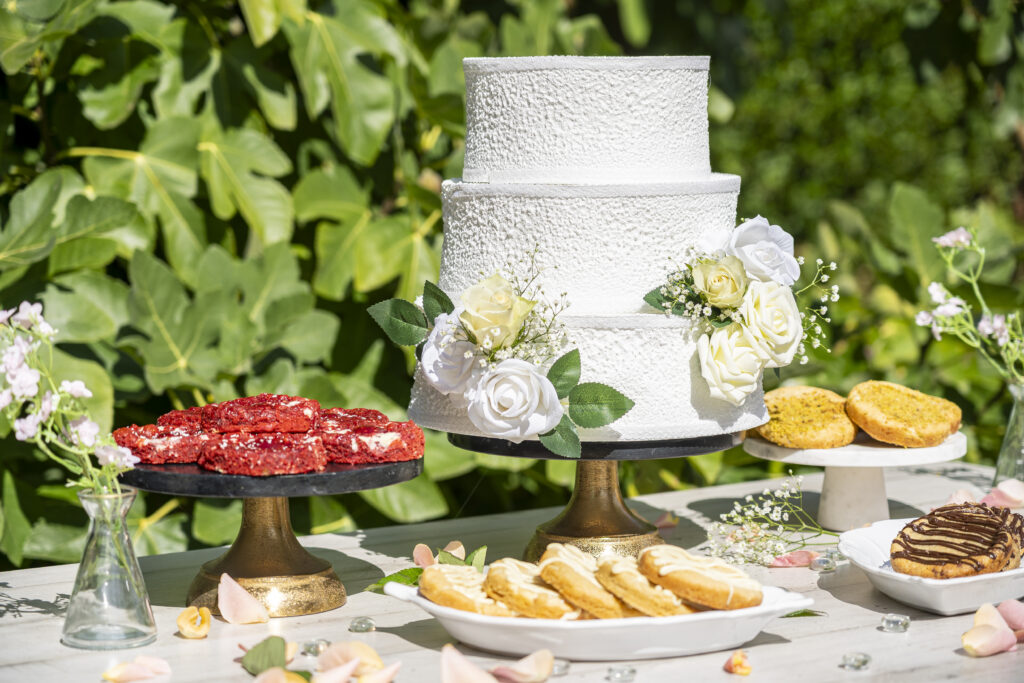 Table garnie de cookies et d'une pièce monté
